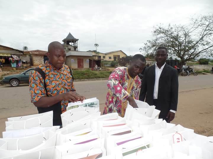 Photo de plusieurs hommes bénévoles qui se préparent à donner des kits scolaires grâce aux dons perçus par l'association DYPAMAK