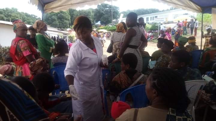 Photo d'une femme, professionnelle de santé,qui intervient de manière bénévole durant une journée de sensibilisation à la santé