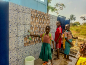 Lire la suite à propos de l’article l’eau coule du robinet au quartier Mock-sud